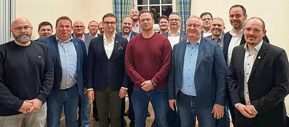 Neu auf ihre Posten wählten die Schützen Sebastian Hoffmann (Kassierer, links), Martin Lehmenkühler (Archivar, 10.v.l.) sowie Niklas Ring (Geschäftsführer, rechts). Ausgeschieden sind Winfried Maas (Ehrenmajor, 13.v.l.) und Sebastian Menke (ehem. Kassierer, 2.v.r.).