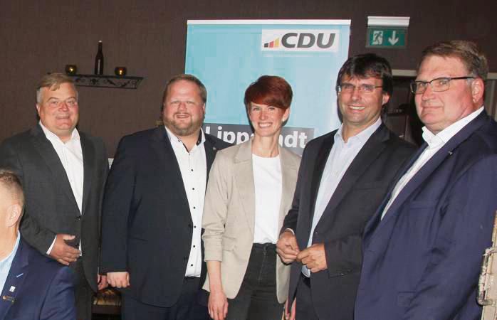 Über nachhaltige Finanzpolitik sprach NRW-Finanzminister Marcus Optendrenk (2.v.r.) in Lippstadt vor rund 30 Besuchern, hier in einer Reihe mit (v.l.) Arne Moritz, Heinrich Frieling, Stephanie Lönne (stellv. MIT-Vorsitzende) und Markus Patzke (CDU-Stadtverband). Foto: Schwade