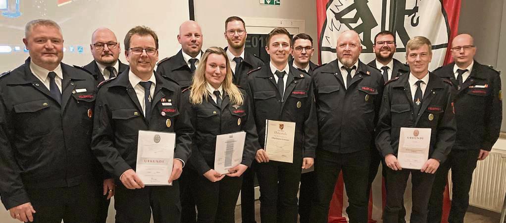Gute Truppe: Die stellvertretenden Wehrführer Hubertus Büse (l.), Thomas Steinkamp (r.) und Löschgruppenführer Ralf Lohoff (3.v.l.) sowie Verbandsführer Marco Enge (3.v.r.) freuen sich gemeinsam mit den ausgezeichneten Feuerwehrleuten.