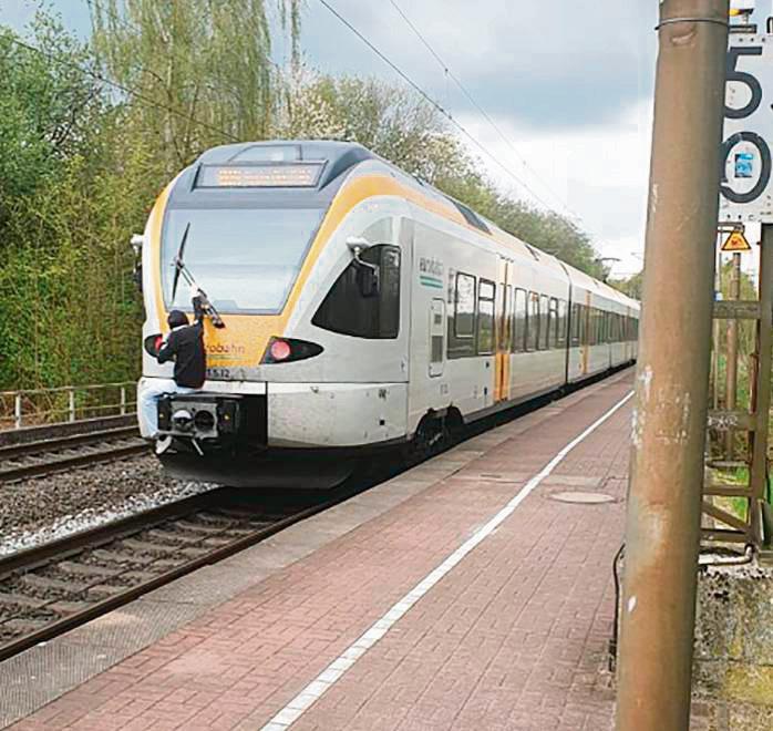 Man muss schon etwas genauer hinsehen, aber dann erkennt man den blinden Passagier auf der Zugkupplung sofort: Jedoch: Das, was die Person hier am Bahnsteig Ehringhausen macht, ist alles andere als ein Kavaliersdelikt.