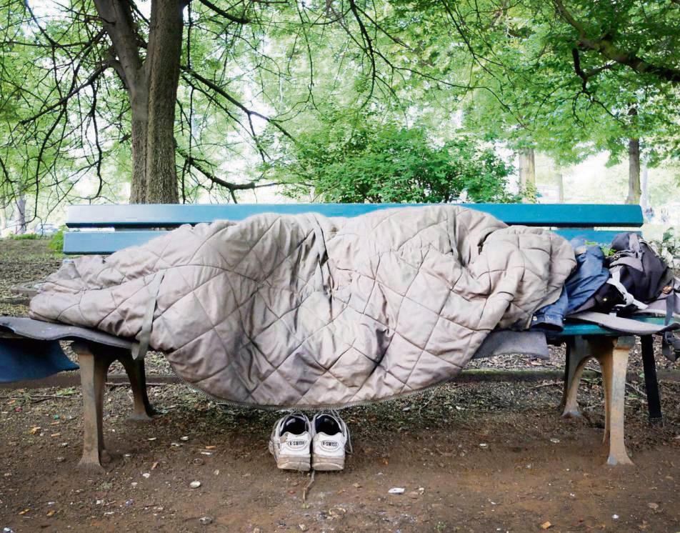 Auch wenn Wohnungslose meist nicht draußen schlafen müssen, sondern bei Freunden oder Familie unterkommen, ist ihre Situation belastend. Symbolfoto: Martin Gerten/dpa