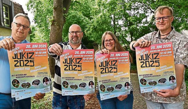 Freuen sich auf ein tolles JuKiz: (v.l.) Ulrich Lakenbrink, Michael Budde, Bianca Middeldorf und Frank Hilgenkamp vom Kreisjugendamt. Foto: Birgit Kalle/ Kreis Soest