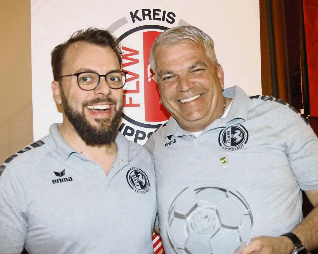 Beste Laune hatten Dorian Weiß (l.) und Bernd Kirchhoff r.) nach dem Wechsel an der Spitze des Kreisjugendausschusses. Während Weiß die Nachfolge von Kirchhoff als 1. Vorsitzender antrat, freute sich sein Vorgänger über die Ernennung zum Ehrenvorsitzenden. Zudem erhielt Bernd Kirchhoff die DFB-Verdienstnadel. Foto: Wiegand