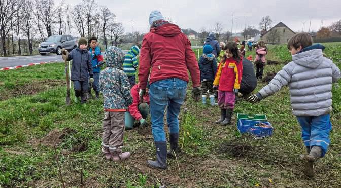 Die Zweitklässler der Waldorfschule Soest betreiben aktiv Naturschutz im Unterricht.