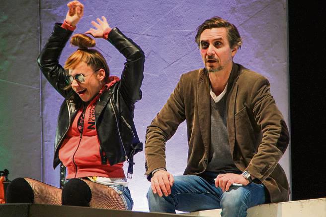 Lea (Carolin Freund) wirbelt Livius’ (Thomas Jansen) geordnetes Leben gehörig durcheinander. Foto: Andreas Balzer