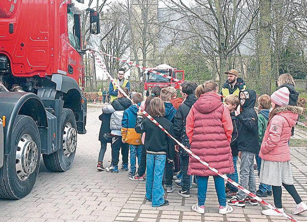 Schülerinnen und Schüler der 3. und 4. Klasse der Pankratiusgrundschule Störmede werden über die Gefahren des toten Winkels aufgeklärt.