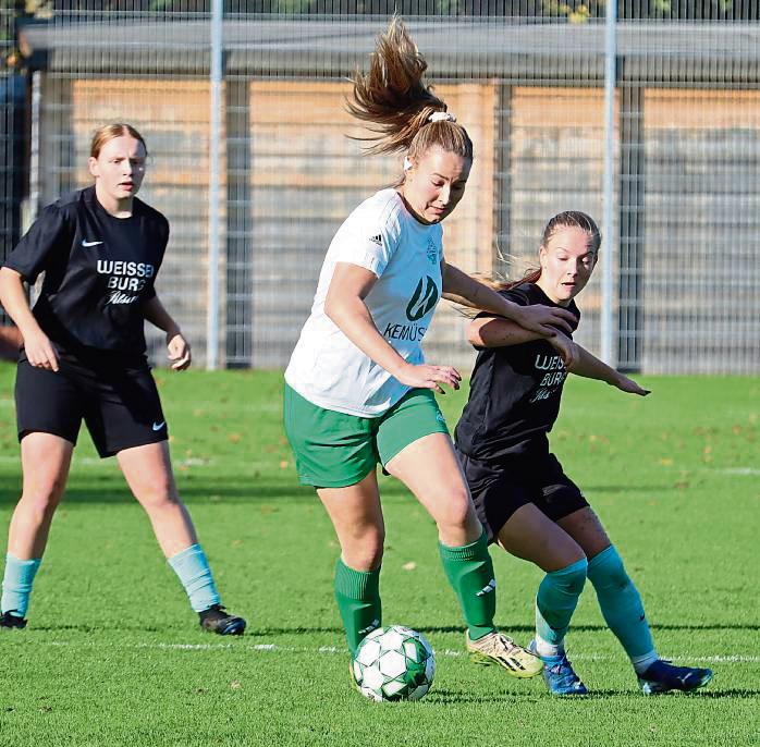 Die Fußballerinnen von Germania Stirpe (schwarze Trikots) wollen ihre aktuelle Erfolgsserie weiter fortsetzen. Trainer Heinke ist vor dem Enger-Spiel positiv gestimmt. Foto: Feichtinger