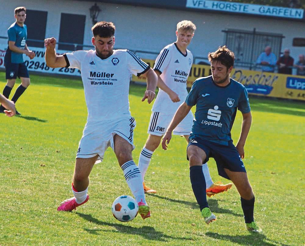 Ihre Aufholjagd fortsetzen wollen die Kicker des VfL Hörste/Garfeln (dunkle Trikots). Am Sonntag geht’s zum noch sieglosen Aufsteiger Horn. Foto: Brand
