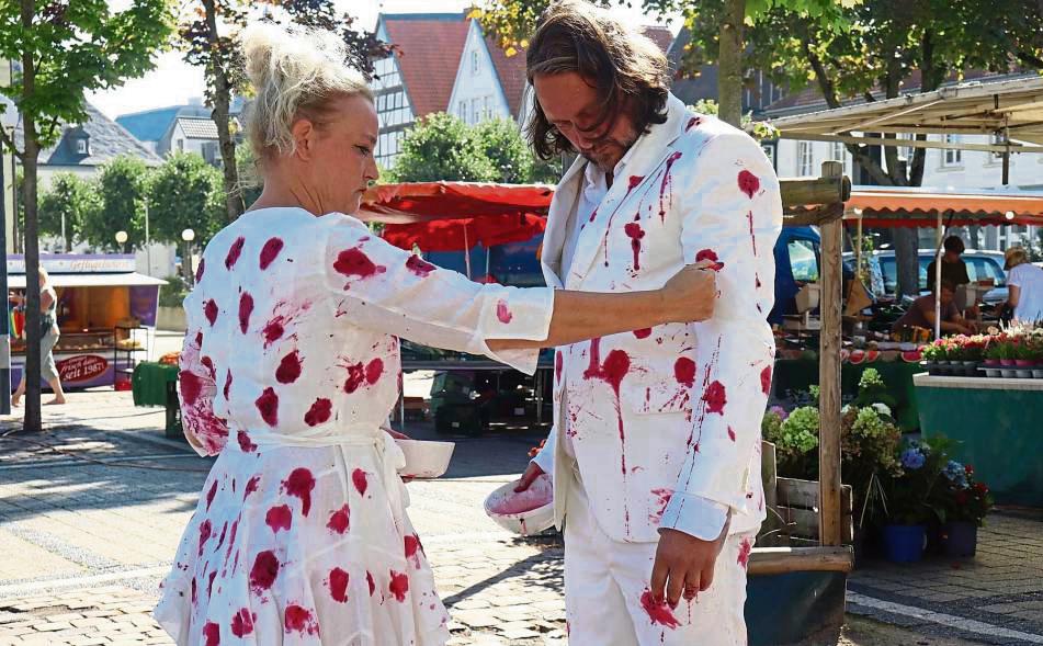 Das Künstlerpaar Scheibe & Güntzel eröffnete „LippstART“ am Samstagvormittag auf dem Marktplatz mit der Performance „Brombeerdruck“. Fotos: Kabuth
