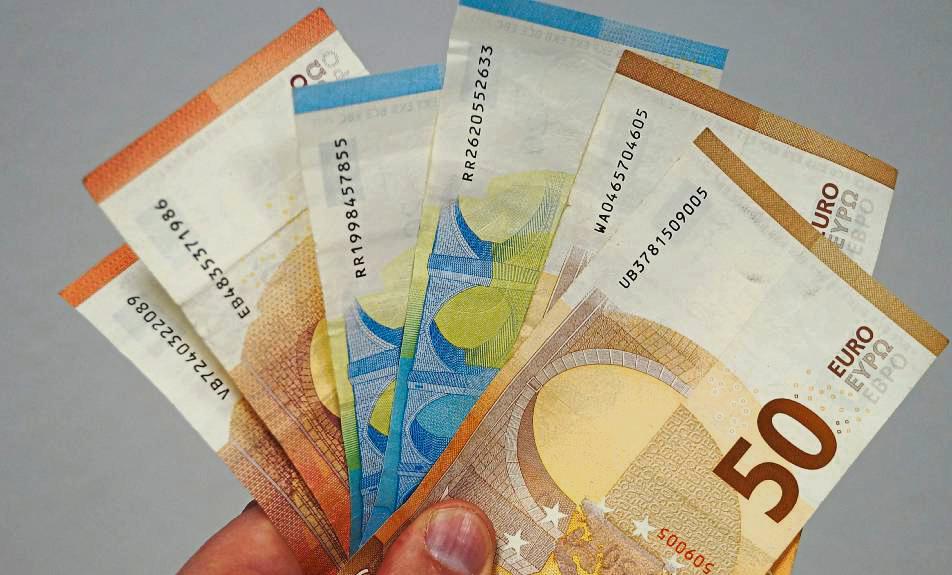 Möglichst viel Bargeld wurde von Kundenkonten abgehoben. Symbolfoto: Stallmeister