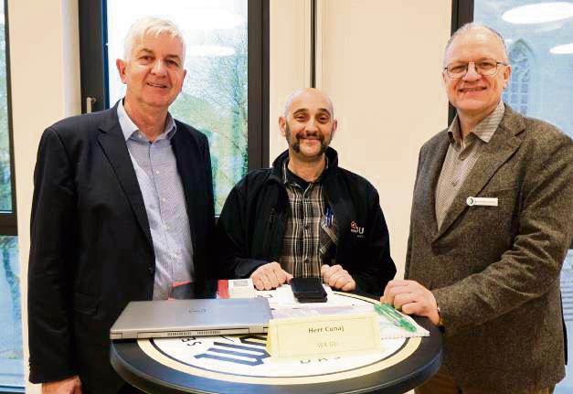 Tauschten sich während der Bewerbermesse über die Arbeit in multinationalen Teams aus (v.l.): Jobcenter-Geschäftsführer Martin Steinmeier, Robert Cunaj (Wagu-Gummitechnik) und Jobcenter-Teamleiter Stefan Hüttenschmidt . Foto: Bormann