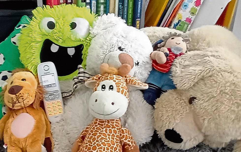 Kuscheltiere können gut trösten, aber bei manchen Problemen muss man sein Herz einem menschlichen Wesen ausschütten. Bei der „Nummer gegen Kummer“ finden Kinder, Jugendliche und Erwachsene unter der 116 111 immer ein offenes Ohr. Foto: Enders