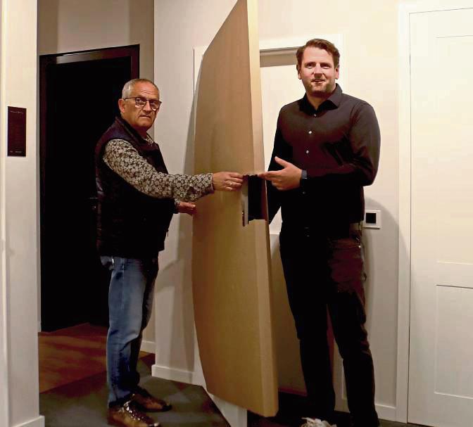 Die „frustfreie Türenverpackung“ zeigen hier Heinz Grauthoff und Ulf Morfeld: Leicht auftrennbare Aussparungen, z.B. für die Klinken, erleichtern die Arbeit der Handwerker und schützen danach die Tür bis zum Einzug der Bauherren.