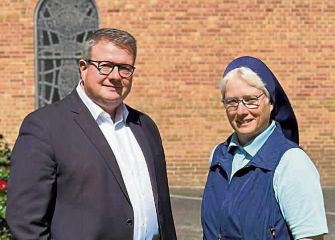 Zukünftig als Geschäftsführungsduo unterwegs: Sr. Bernadette M. Putz und Markus Funk. Jürgen Thau hat sich entschieden die St. Vincenz-Kliniken zu verlassen.