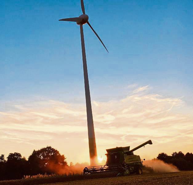 Regenpause: Den Mähdreschern steht ein ruhiges Wochenende bevor, Erntearbeiten müssen warten. Foto: Vielberg
