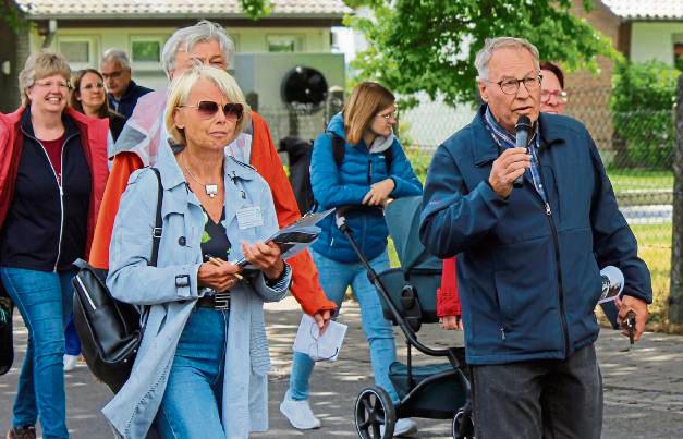 Beim Gang durch den Dorfkern erklärte Rudolf Degener, wie Langeneicke zu seinem Spitznamen kam. Fotos: N. Wissing