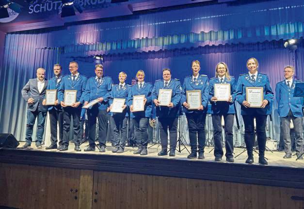 Für 25 Jahre aktive Mitgliedschaft wurden in Eickelborn jetzt viele Spielleute geehrt.