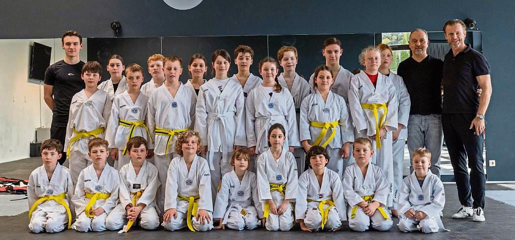 24 Sportler nahmen an einer Gürtelprüfung in Bad Westernkotten teil. Diese fand unter den strengen Augen von Medaillengewinner Musa Cicek statt.