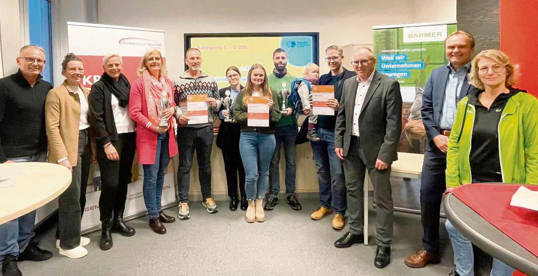 Gewinner, Organisatoren und Unterstützer der Aktion „Fitteste Firma“ (v.l.): Joachim Zensen (Rosenthal & Rustemeier), Nadine Schmidt, Silke Risse (KSB Soest), Anne Münzel, Markus Arndt (Kreispolizeibehörde), Jessica Hartmann, Jennifer Krysciak (TuK Bad Sassendorf), Jan Storp, Konrad von Bonin (Ingenieurbüro Wolfgang Klein), Thomas Schnabel (Sparkasse), Thorsten Becker, Sabine Ehm (Barmer).