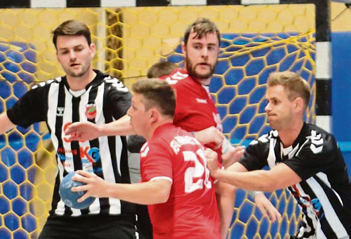 Die Handballer des TuS Anröchte (in Schwarz-Weiß) ließen in der zweiten Halbzeit nichts anbrennen. Foto: Lütkehaus