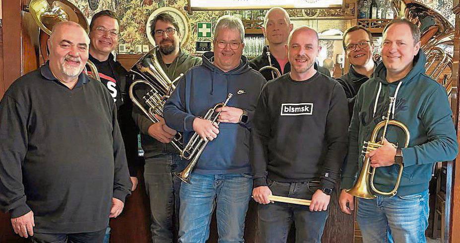 Profimusiker und Mitglied der Egerländer Musikanten Franz Tröster (l.) hat der Anröchter Band „Pffft - Spaß am Blasen“ beim ProbenwochenendeTipps und Tricks vermittelt. Foto: Georg Giannakis