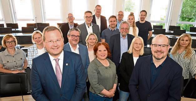 Dezernent Sascha Kudella (vorn, l.) und Christoph Niggemeier (vorn, r.) von der Europa-Agentur begrüßten die Partner des Hubertus-Schwartz-Berufskollegs und der Christian-Rohlfs-Realschule aus Soest, der Steirischen Volkswirtschaftlichen Gesellschaft und der Polytechnischen Schule Graz (Österreich) sowie des Schulzentrums Rypin (Polen). Foto: Schulte-Nölle (Kreis Soest)