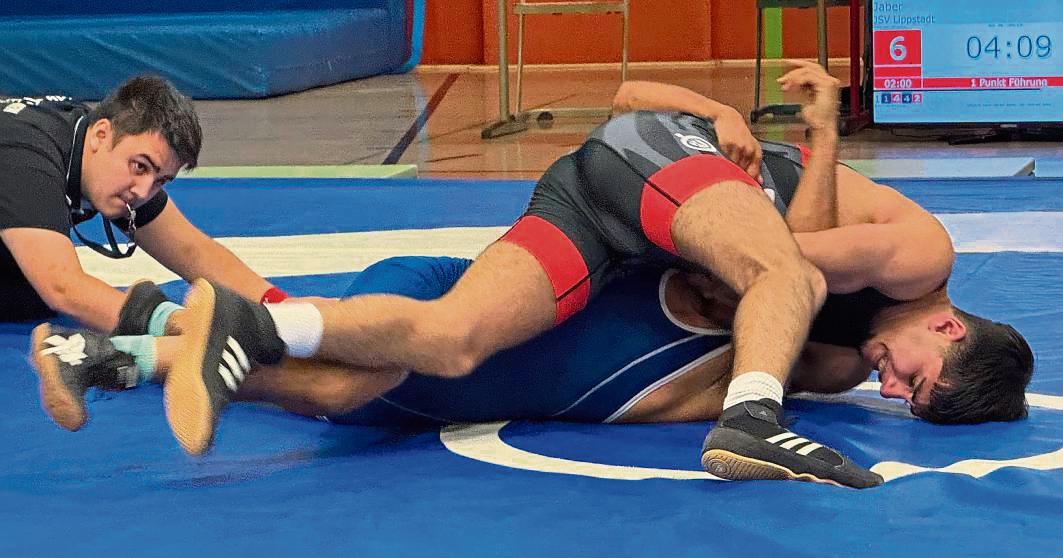 Seinen Schultersieg bereitet in dieser Szene Jaber Sultanj (rotes Trikot) vom JSV Lippstadt vor. Am Ende musste sich der JSV dem Tabellenfüher SV Atter aber geschlagen geben.