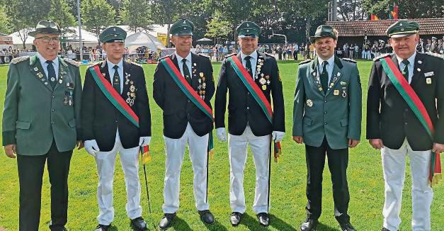 Verdiente Schützen und langjährige Vereinsmitglieder hat der Heimatschutzverein Mettinghausen geehrt. Foto: Goddek