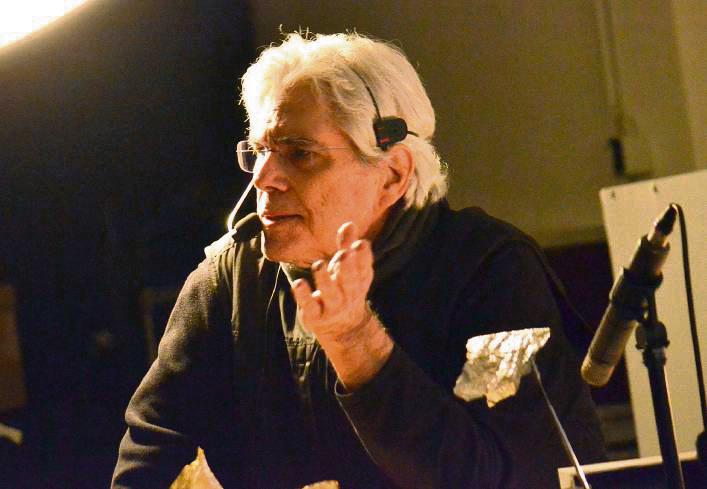 Sänger, Erzähler und Geräuschemacher: David Moss bei seiner Performance im Kulturraum Synagoge. Foto: Dietmar Gröbing