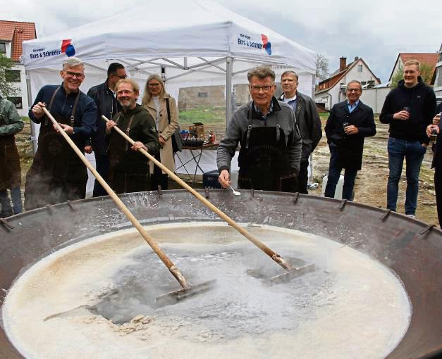 Salzkottens Salzsieder Christian Thiel, Christian Müller und Heinz Sonntag im Einsatz.