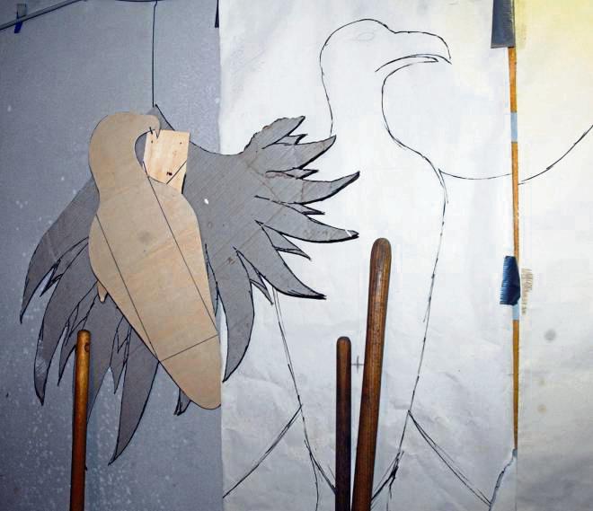 Von der Skizze zum Schützenvogel: Bis zu 18 Stunden Arbeit steckt Frederik Lauber in den Bau eines Holzvogels.