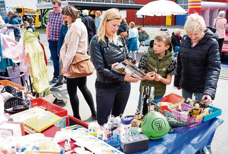 Manches zu entdecken gab es im Gewerbegebiet Erwitte-Nord. Einkaufsvergnügen bereitete nicht nur ein Kindertrödel, sondern auch der verkaufsoffene Sonntag. Foto: Giannakis