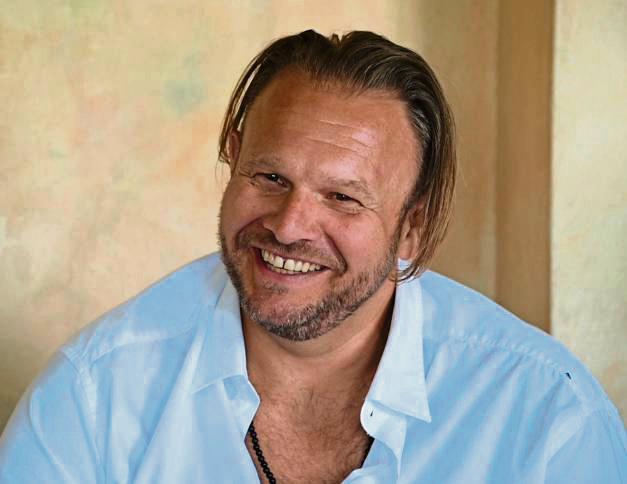 Oliver Fleischer ist aus zahlreichen Film- und Fernsehprodukten bekannt. Doch im Nebenberuf arbeitet er als Sargträger. Über seine Erlebnisse hat er ein Buch geschrieben.