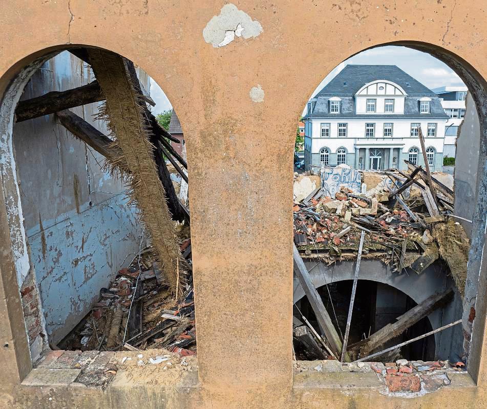 Der Abriss der ehemaligen Villa Wittekind an der Lippstädter Straße ist nach dem Brand nahezu unausweichlich. Dennoch gab es von der Politik scharfe Kritik an den Eigentümern, dass sie das Gebäude so verfallen ließen. Foto: Eickhoff