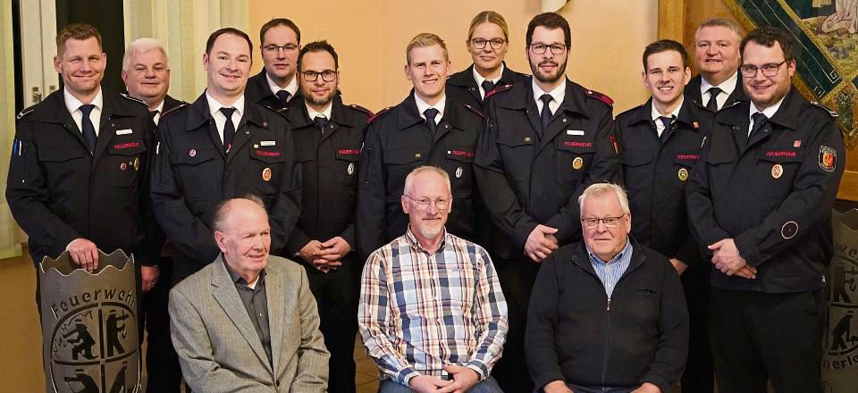 Die geehrten und beförderten Mitglieder der Löschgruppe Schmerlecke sowie die neue Löschgruppenführung mit Löschgruppenführer Florian Prakken (3.v.l.). Foto: Bußmann