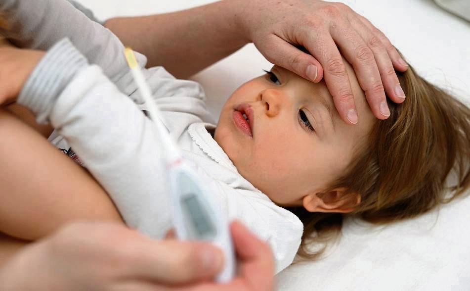 Hohes Fieber, Husten, Atemnot, Schmerzsaft bringt keine Besserung: Dann sollten Eltern mit ihren Kindern den Arzt aufsuchen. Es könnte eine Lungenentzündung sein. Foto: dpa