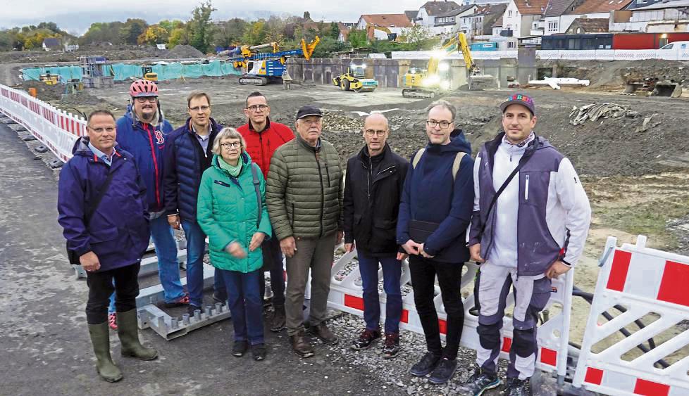 Chef-Stadtplaner Heinrich Horstmann (3.v.r.) und Architekt Arnold von Storp (2.v.r.) informierten Mitglieder der Stadthaus-Kommission über Baufortschritte und Bodenprobleme.