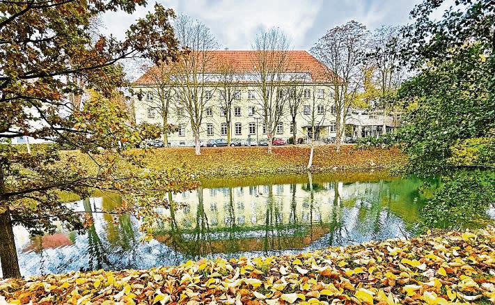 Spieglein, Spieglein in der Lippe, was wird aus dem Finanzamt? Der wuchtige Bau aus den 1930er-Jahren ist renovierungsbedürftig. Auch ein Neubau wird überlegt. Foto: Ursula Vielberg