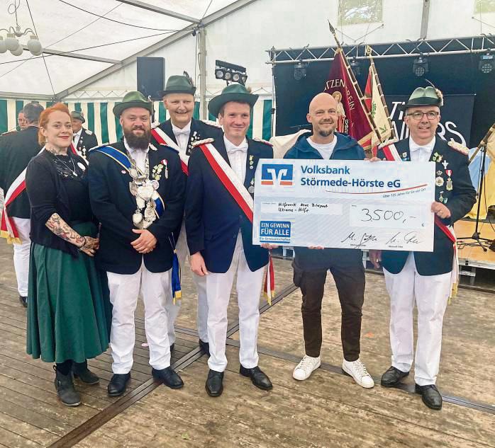 Sage und schreibe 3500 Euro konnten die Schützen um Oberst Franz Westermann (r.) nach der Hutsammlung beim Langeneicker Schützenfrühstück an Stefan Niggenaber vom Hilfswerk Neue Bildpost (2.v.r.) übergeben. Fotos: Frenz
