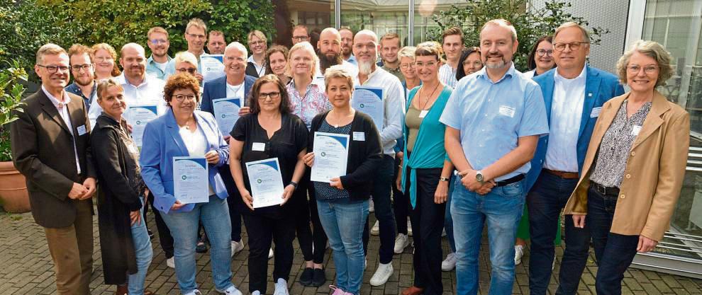 Acht soziale Einrichtungen aus dem ganzen Kreisgebiet haben am Klimasicher-Beratungsprozess teilgenommen und sind jetzt dafür zertifiziert worden. Foto: Kalle (Kreis Soest)