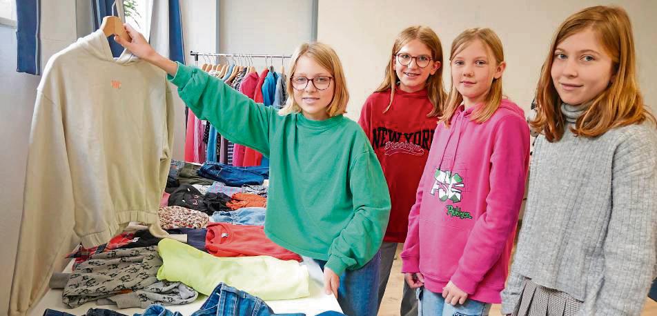 Gut erhaltene Pullis, Hosen und T-Shirts gab es bei der Kleiderbörse zu entdecken. Foto: Bsdurek