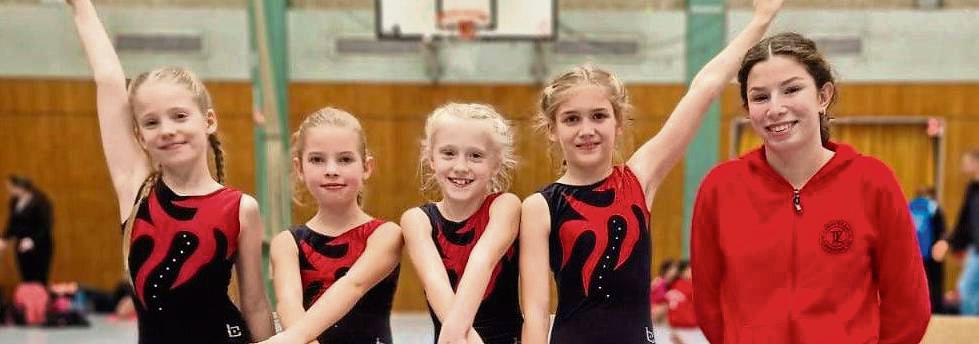 Für Spannung bis zum letzten Gerät sorgten (v.l.) Hannah Schlegel, Viktoria Zinn, Anna Schlüter und Pia Sofie Hohlfeld zur Freude ihrer Betreuerin Laura Kanewski in der E-Klasse. Ein glänzender zweiter Platz war der Lohn aller Mühen.