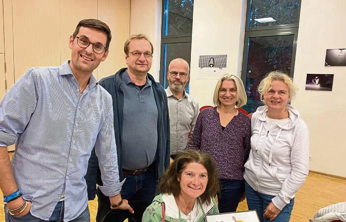 Der Vorstand des Vereins Drehmomente beriet sich vor der Jahreshauptversammlung, v.l.: Oliver Jungmann, Torsten Funk, Wolfram Barkey, Stefanie Breulmann, Marion Heier und Vorsitzende Barbara Berger (unten, M.).
