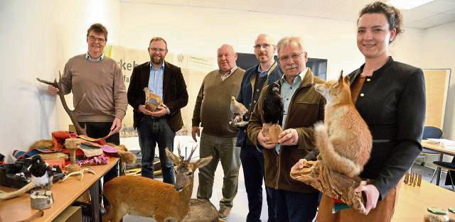 Wildbiologie zählt zu den Sachgebieten, die bei der Jägerprüfung abgefragt werden. Zur Prüfungskommission gehören (v.l.) Friedrich August Eickholt, Gregor Hugenroth, Wilhelm Strunk, Michael Müller-Inkmann und Sinaida Bayer-Schliwka (r.) aus der Unteren Jagdbehörde beim Kreis Soest. Ausbilder Cornelius Bader (2.v.r.) von der Kreisjägerschaft drückt den Prüflingen die Daumen. Foto: Kalle (Kreis Soest)