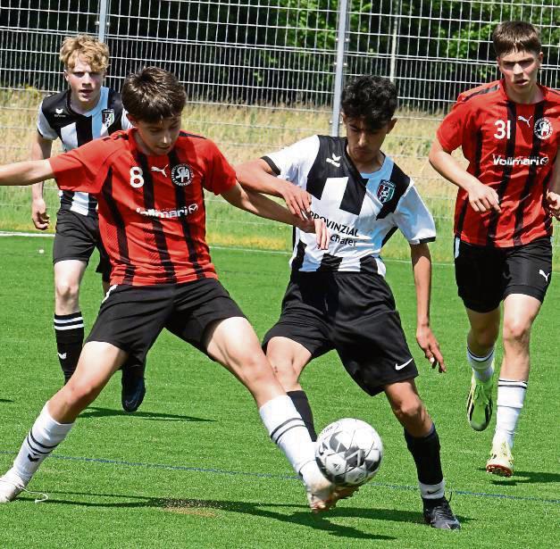Bis in die Naschspielzeit verteidigten die C-Junioren der JSG Suttrop (in Schwarz-Weiß) das 0:0 beim SV Heide Paderborn, das den Aufstieg bedeutet hätte. Doch dann trafen die Gastgeber noch zum 1:0 und somit fiel die Entscheidung im Elfmeterschießen. Hier gab es dann kein Happy End für die Mannschaft der JSG. Foto: Hippe
