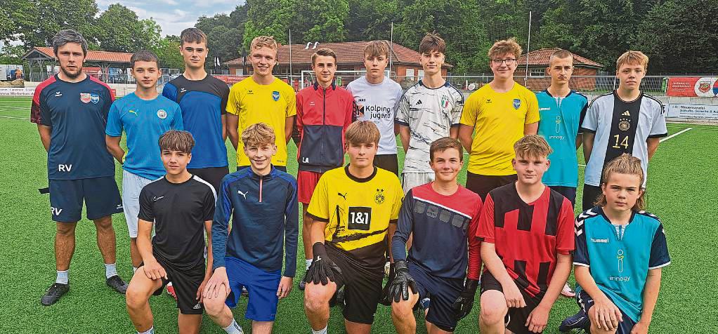 Freuen sich auf das Abenteuer Bezirksliga: Die B-Junioren der JSG Anröchte/Mellrich sind guter Dinge, dass am Ende der Saison der Klassenerhalt steht. Hinten links: Robin Volke, der sich um das Torwarttraining beim Bezirksligisten kümmert. Foto: Heinke