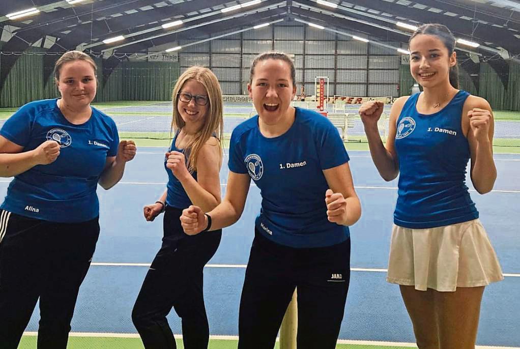 Die Erwitter Tennis-Damen flippten nach dem 6:0-Sieg gegen den Spitzenreiter Amshausen völlig aus (v.l.): Alina Giepen, Pia Struchholz, Marina Rasche und Lara Cernea. Auf dem Bild fehlt Sophie Stiens.