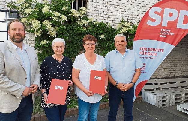 Der SPD-Ortsvereinsvorsitzende Bernd Kirchhoff (r.) und Jens Behrens (l.) ehrten langjährige Mitglieder.