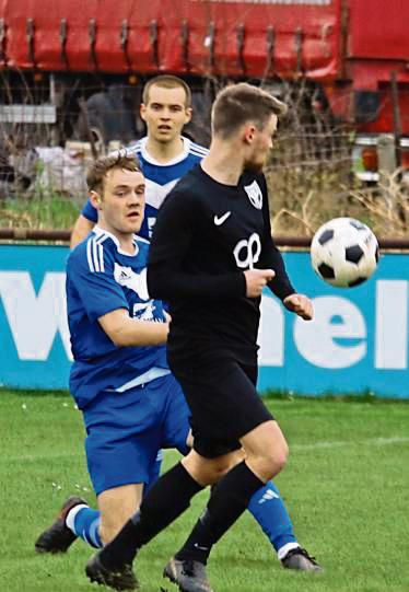 Den Westenholzern (in Blau) hilft im vorgezogenen Heimspiel gegen Mastbruch nur ein Sieg weiter. Foto: Wiegand