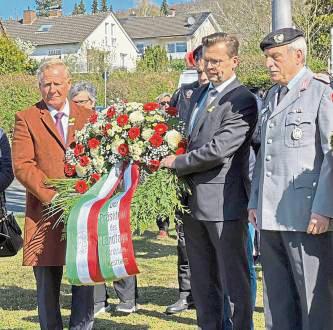 Vize-Bürgermeister Franz Gausemeier (l., CDU) nahm an der Zeremonie in Bielefeld teil.